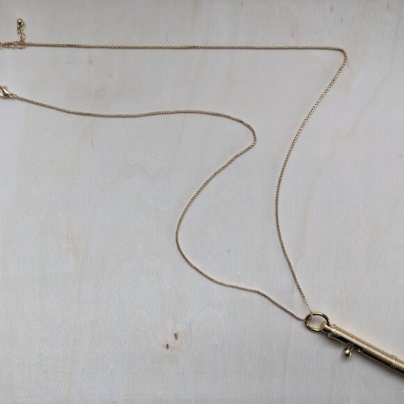 Elegant Gold Pendant Necklace - Picture 2 of 8